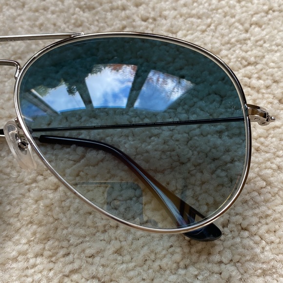 Like New! Ray-Ban Aviator Sunglasses - Picture 4 of 11